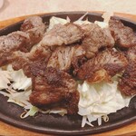 ステーキのどん - ジューシーマウンテン フルマウンテン200g
            ごはん食べ放題、スープバー付き1958円（2026年3月）