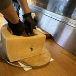 北千住 ビストロ男前 - チーズを削ってサラダにかけてもらえます