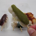 札幌 新倉屋 - 「花園だんご (抹茶)」