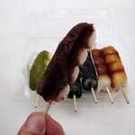 札幌 新倉屋 - 「花園だんご (黒あん)」