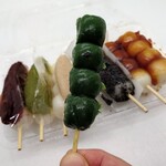 札幌 新倉屋 - 「花園だんご (よもぎ)」