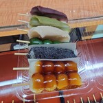 札幌 新倉屋 - 「花園だんご (正油2本・ごま1本・よもぎ1本・白あん1本・抹茶1本・黒あん1本)」②