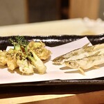 天ぷらと日本酒 明日源 - 北海道わかさぎ天 タラの芽天 ふきのとう天