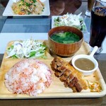 イハウ イハウ - ビナゴーンガンライス　豚バラのせ定食　中央右は謎のバゴーンソース？