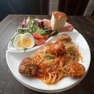 ランチはパスタプレートを週替わりで案内、ピッツアやサラダあり