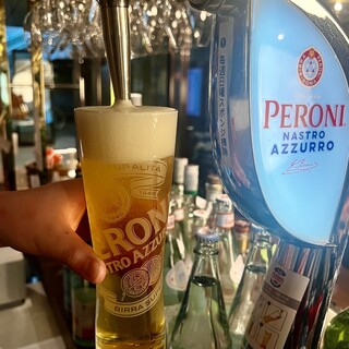 イタリア生ビールやカクテル、多数のワインをカジュアルに堪能。