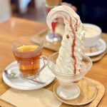 シロクマカフェ - 料理写真:ソフトクリームセット(グラス、ラズベリーソース、紅茶)