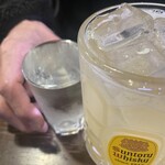 立呑みマルギン - 相方、表面張力でコップ持ち上げられずに乾杯の儀式