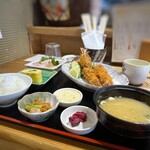 博多海鮮処まんぷく屋 - キングエビフライ定食・・メニュー写真通り「海老フライ」が大きくて、嬉しい．(*^_^*) お刺身や小鉢なども色々付いています。