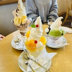 ミッシュハウス - チーズと柑橘の春色パフェ（前）さくらパフェ（右奥）カカオパフェ（左奥）