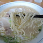 いしやま - 麺は中麺ストレートと、豚骨ラーメンにしては太めな麺線。