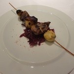 ラ・トルテュ - 灰色ヤマウズラ　ブロシェット仕立て、香辛料風味