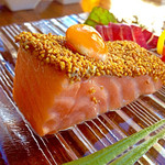 JAM ORCHESTRA - 【2015年2月再訪時】ホリデーランチコース（1,800円）のメイン、サーモンのミキュイ、近影。ほんのりスモークしてあります。火が通らない程度に加熱しているので、脂の甘みがジュワ～っと。