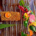 JAM ORCHESTRA - 【2015年2月再訪時】ホリデーランチコース（1,800円）のメイン、サーモンのミキュイ。サーモンの上にあるごまみたいなものが韃靼そば茶の実。その上にあるのがうずらの卵。