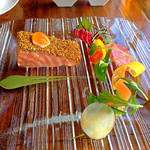 JAM ORCHESTRA - 【2015年2月再訪時】ホリデーランチコース（1,800円）のメイン、サーモンのミキュイ 韃靼蕎麦茶のクルート うずらの卵黄コンフィ わさびと鮎魚醤のヴィネグレット、全景。