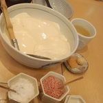 Toufu Ryouri To Ginjou Seiromushi Hakkakuan - 料理の前に出てきた、おかわり自由のおぼろ豆腐