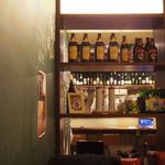 ギリギリ カフェ - 店内。奥のテーブル席からカウンター席方向