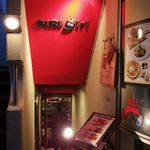 ギリギリ カフェ - 入口（階段を降りると入口です。でも右側がずっとお店です）