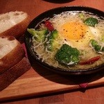 Dukes - 釜揚げシラスと半熟玉子のアヒージョ