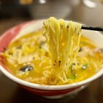函館麺屋 ゆうみん - 中細ちぢれ麺がスープによく絡みます♡