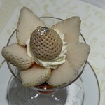 資生堂パーラー サロン・ド・カフェ - 佐賀県産"エンジェルエイト"のスペシャルストロベリーパフェ ¥3,500税込