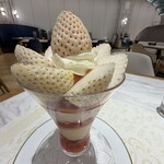 資生堂パーラー サロン・ド・カフェ - 佐賀県産"エンジェルエイト"のスペシャルストロベリーパフェ ¥3,500税込