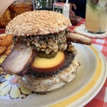 魔女のちいさな森のハンバーガー - 魔女のペッパー&スモークチーズバーガー