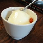 レバニラ定食 kei楽 - 女性限定でサービスされる「杏仁豆腐」