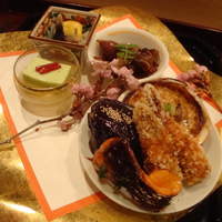 帰燕 - 変わり八寸　トリガイとわけぎのぬた　ホタルイカ　グリンピース豆腐　蛤の胡麻味噌焼き　ワカサギのアラレ揚げ　茄子田楽　サクラマスの変わり焼き