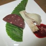 おもてなし - お通し　ソーセージとホルモン(胃)