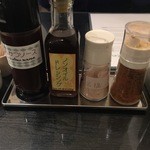 成蔵 - 調味料．左より，ソース，ドレッシング，岩塩，七味．