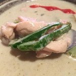 タイ屋台料理＆ヌードル オシャ - 早速カレーを一口！う～んめっちゃマイルド♪ココナッツミルクの香りとグリーンチリの辛味がいいですね～