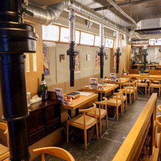 【広々とした明るい店内】匂いが気になりにくい排煙ダクトも完備