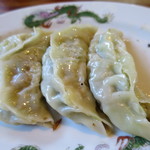ちんや食堂 - ギョーザ裏返したところアップ