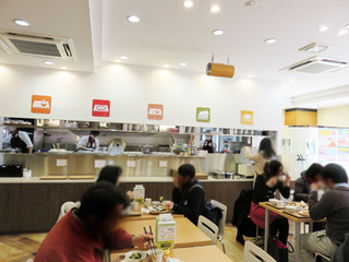 Fukuokayakuintanitashokudou - オシャレというより、コギレイな社員食堂のようです。
                        カウンター席もあります。
                        