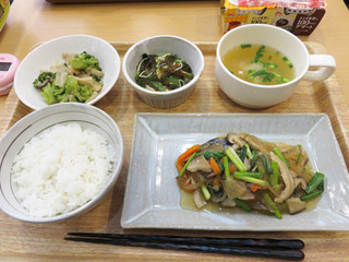 Fukuokayakuintanitashokudou - 週替わり定食880円。副菜や汁物も含めて、1食で200gの野菜が摂れるそうです。
                        