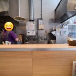 中華そば 陽気 - 店内は白い天井&白壁&濃灰色のコンクリート床、コンパクトで飾りの無いシンプルな空間、BGMはJ-POP
            お席はL字カウンター11席のみ