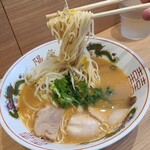 中華そば 陽気 - 中華そば(税込800円)
            スープは豚骨をメインに鶏ガラと野菜(玉葱&人参&大蒜等)を炊いて醤油で整えてあり、醤油が効きややシャープなキレのあるタイプ
            麺はストレート中細麺、ハリはボチボチ