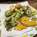 紋次郎 - 春の山菜の天ぷら盛り合わせ