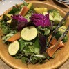 まんまじぃま - 「じいまサラダ（大）」です。色とりどりの生野菜とお店独自のドレッシングで、バクバク食べられる一品です。写真の撮り方が下手なのでアレですが、4-5人分ぐらいあります。小がオススメです。（笑）