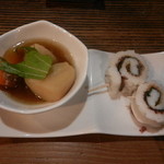 喜喜 - お通し（肉じゃが＆ちくわ）