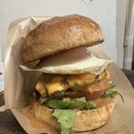 バーガー カフェ ミノミノ - トッピングは目玉焼き！トッピングメニューも沢山あります！