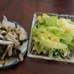 たかちゃんうどん - サービスの漬物と追加のキャベツ。