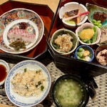 輪久 - ホタルイカしんじょう
竹の子土佐煮
新じゃがいもの大葉明太子サラダ
タコの柔らか煮
海老とうすい豆おひたし
菜の花とスナップエンドウ酢味噌和え
鮭西京焼き、空豆密煮