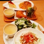 サンセット カフェ ダイニング - ごはんランチ(手前)とパスタランチ(奥)、日替わりランチは行くのが楽しみになります！！