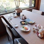 ホテル海 - 朝食会場は部屋単位にパーティションで仕切られていました。