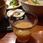 YUMYUM - まずはリンゴと人参のスムージーを飲む。