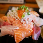 武蔵ノ麦穂 - 料理写真:爆盛りはみ出る海鮮丼　ご飯大盛り