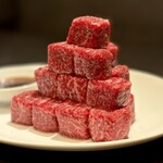 TRATT. USHIGORO - 角切り和牛 にんにく醤油