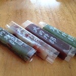 田原屋 - 左から…よもぎ大納言95円、金時95円、小豆85円、よもぎ85円